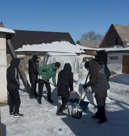 Снежные ангелы Карагандинской области: волонтёры заботятся о одиноких пенсионерах Актобе