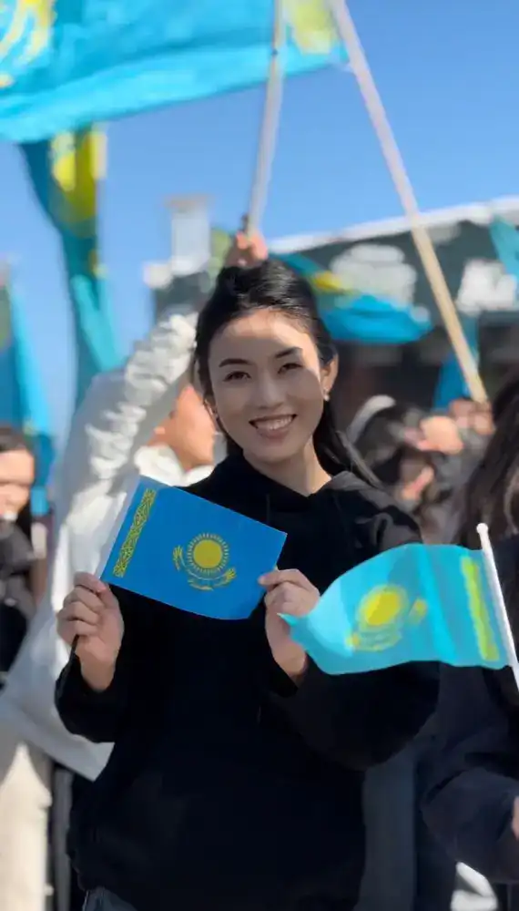 Алматы: молодежь за Конституцию с флагом и песнями! Актобе