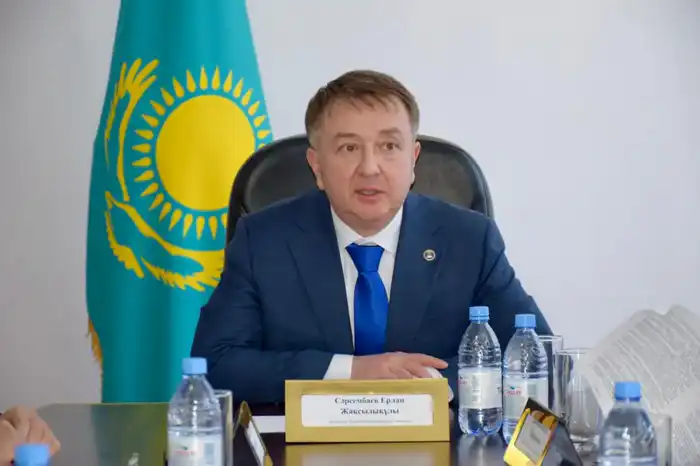 Министр юстиции Казахстана Ерлан Сарсембаев обсуждает обновления в юриспруденции с местными юристами в Актюбинской области Актобе