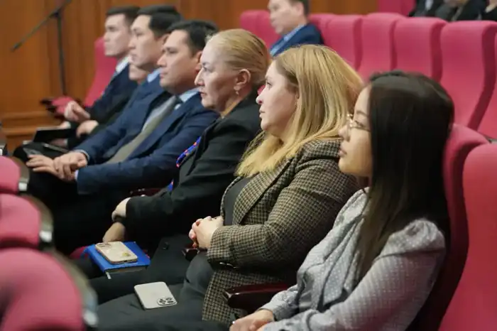 Госслужащие обсуждают социальные гарантии и пенсионную систему в Национальном центре по правам человека Актобе
