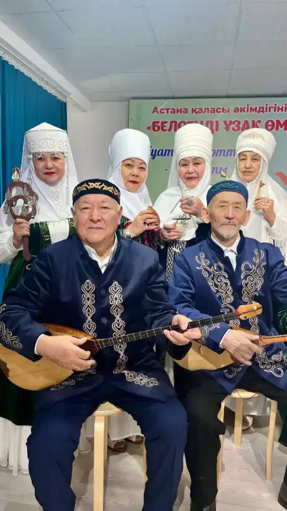 80-летние пенсионеры в Астане учатся играть на национальных инструментах Актобе