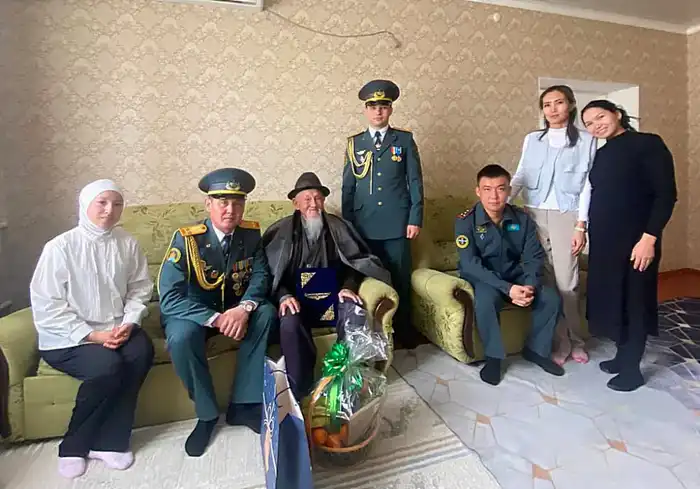 Военнослужащие Луговского гарнизона поздравили фронтовика Шалданбая Шанбаева со 102-летием (2)
