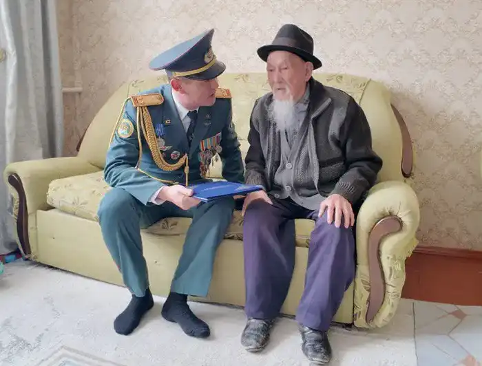 Светлый путь войны: Луговские военнослужащие поздравили 102-летнего ветерана Шалданбая Шанбаева Актобе