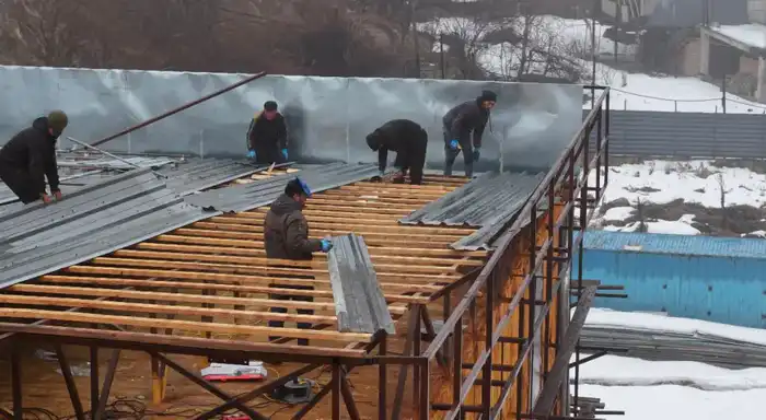 Снос незаконного трехэтажного здания начался в микрорайоне Ерменсай Алматы Актобе