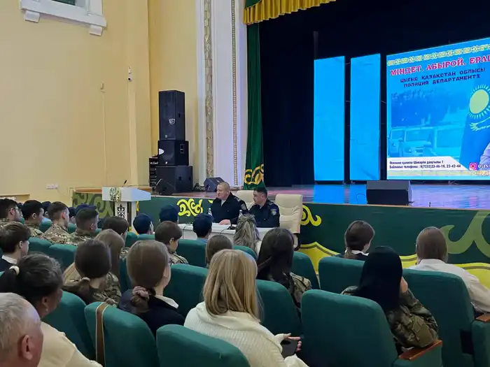 Мост доверия: школьники и студенты встречаются с полицейскими в Алтае Актобе