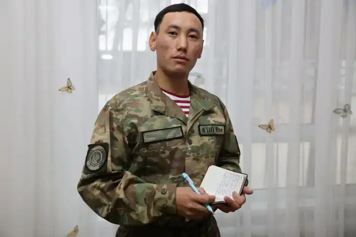 Влияние военной службы на творческое самовыражение: поэт из Национальной гвардии рассказывает о своем вдохновении Актобе