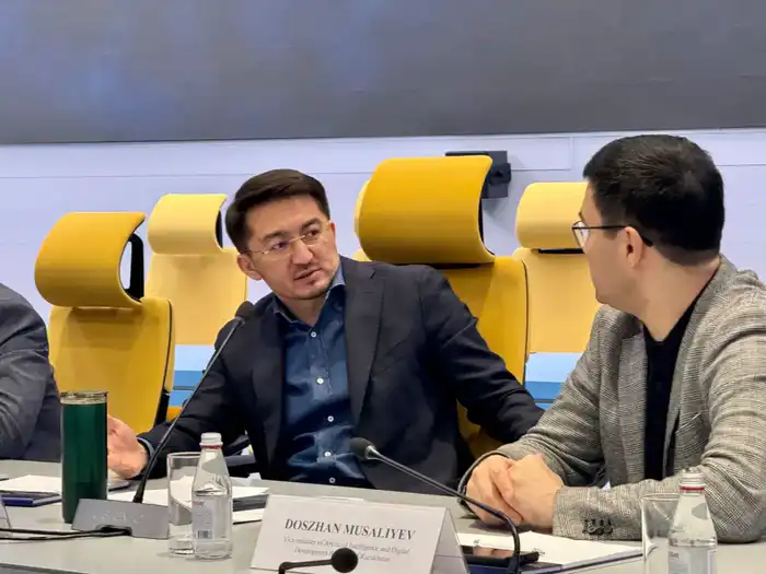 Жаслан Мадиев обсудил с представителями Starlink внедрение спутниковых технологий в Казахстане Актобе