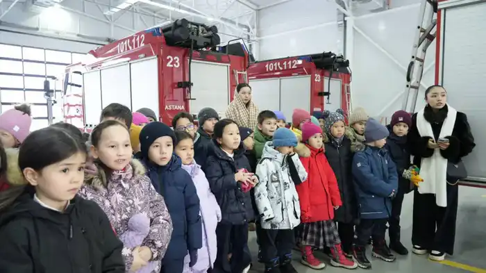 Спасатели МЧС проводят уроки безопасности для школьников Актобе