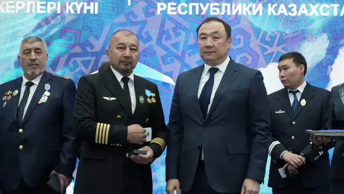 Пилот МЧС Казахстана награждён международным знаком «Құрметті авиатор» за вклад в развитие гражданской авиации Актобе
