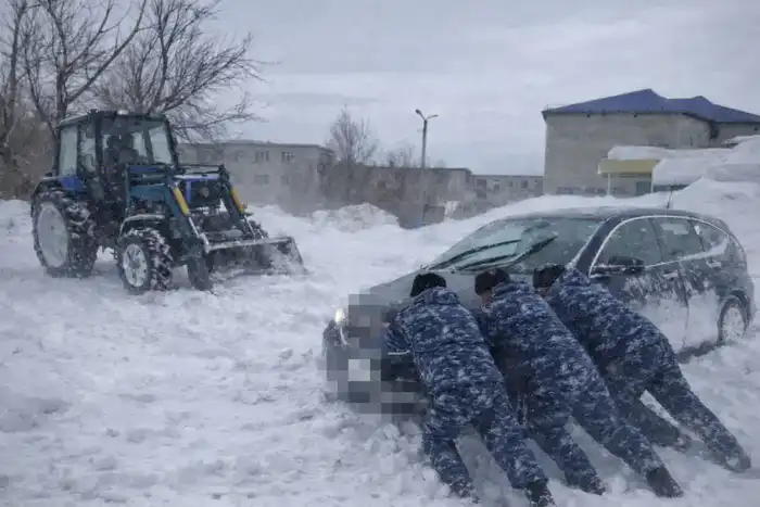 Помощь сотрудников женской колонии УИС в Абайской области предотвратила трагические последствия для семьи, застрявшей в снегу Актобе