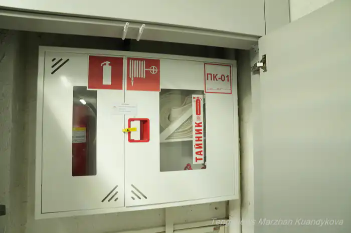 Так теперь выглядят противопожарные шкафы в ЖК "Семь бочек". Фото: ©️ Маржан Куандыкова
