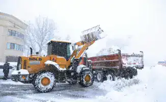 Ербол Карашукеев проверяет уборку снега на улицах Тараза