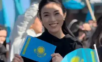 Алматы: молодежь за Конституцию с флагом и песнями!