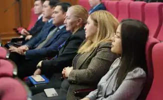 Госслужащие обсуждают социальные гарантии и пенсионную систему в Национальном центре по правам человека