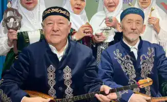 80-летние пенсионеры в Астане учатся играть на национальных инструментах