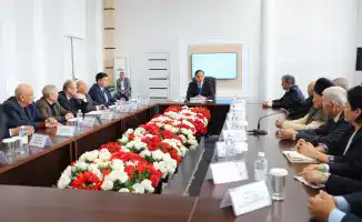 Карашукеев обсудил Конституцию с меркенцами