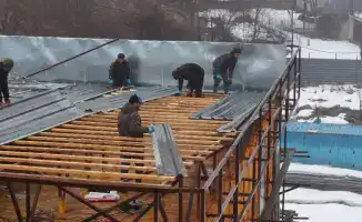 Снос незаконного трехэтажного здания начался в микрорайоне Ерменсай Алматы