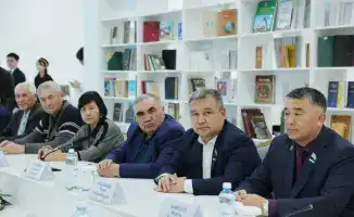 Обсуждение реформ в Жамбылской области: встреча Ербола Карашукеева с ветеранами как шаг к изменениям в Конституции