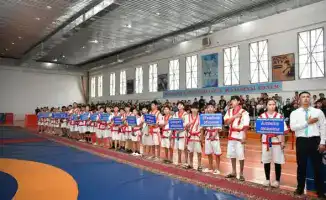 В Отырарском районе завершился областной турнир по қазақ күресі среди школьников, посвященный 155-летию Кажимукана Мунайтпасова, с участием 750 спортсменов.