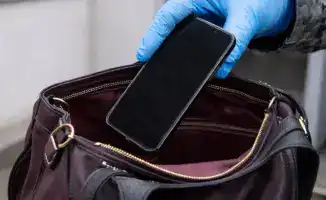В Алматы продолжается шахматная партия с правопорядком: очередная попытка пронести запрещённые предметы раскрыта
