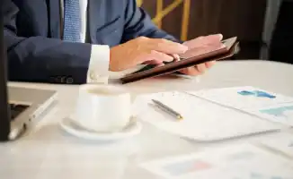 Токаев о сотрудниках нацкомпаний: Чай и кофе вместо работы