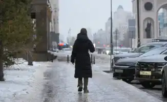 В Астане предложили изменить подход к уборке снега и наледи в общественных местах: депутат выступил за сохранение части зимнего пейзажа