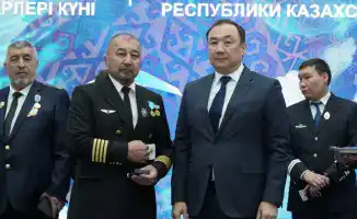 Пилот МЧС Казахстана награждён международным знаком «Құрметті авиатор» за вклад в развитие гражданской авиации