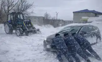 Помощь сотрудников женской колонии УИС в Абайской области предотвратила трагические последствия для семьи, застрявшей в снегу