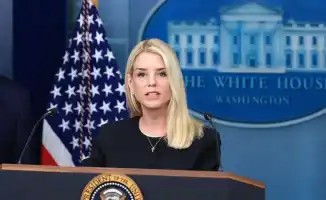 Генеральный прокурор США Пэм Бонди раскрыла информацию о 300 именах политиков и знаменитостей, связанных с делом финансиста Джеффри Эпштейна. Она также сообщила Конгрессу, что все документы, которые Министерство юстиции было обязано обнародовать по этому 