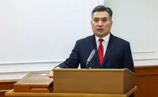 Новый министр труда и социальной защиты населения Аскарбек Ертаев официально представлен правительству и принёс присягу на Конституции.