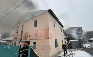 В Астане огнеборцы тушат пожар в двухэтажном здании на улице Н. Гастелло в районе Байконыр, задействована повышенная степень реагирования противопожарной службы.