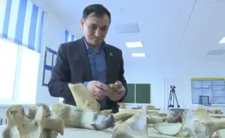 В Талдысае Актюбинской области педагог Бирлик Солтан уже 25 лет обучает детей традиционному искусству резьбы по кости, прививая им терпение и уважение к культурному наследию.