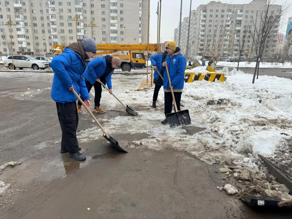 Волонтеры Астаны поддержали коммунальщиков чаем и баурсами Актобе