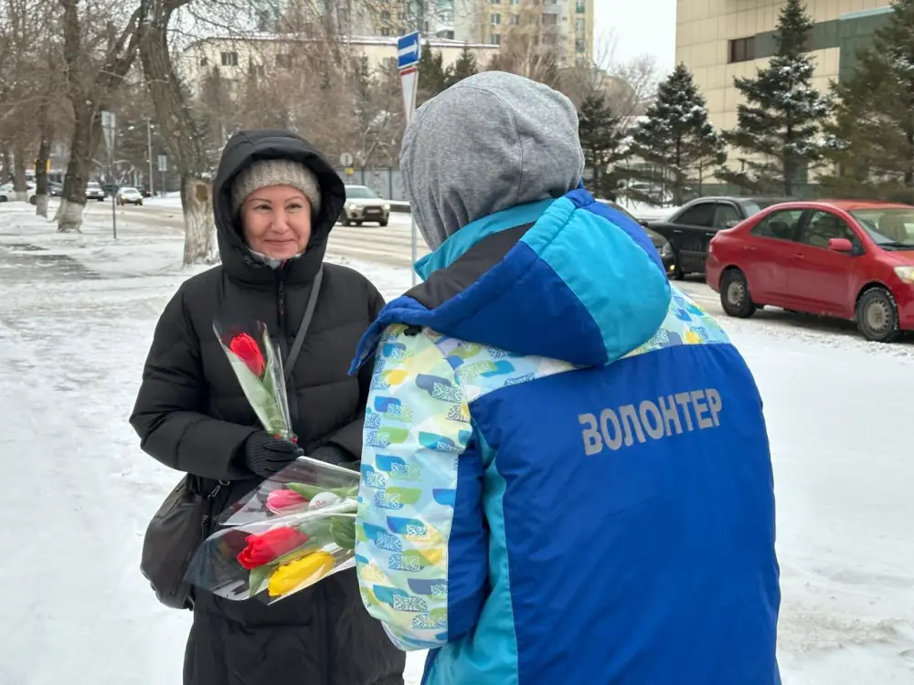 Волонтеры в Астане отметили Международный женский день, подарив женщинам 1000 тюльпанов Актобе