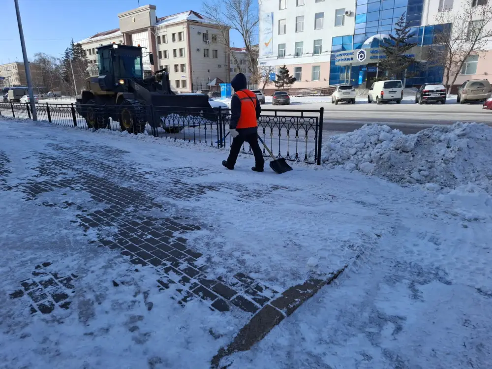 Снегопад в Астане: массовая уборка снега как мера по обеспечению безопасности на дорогах Актобе