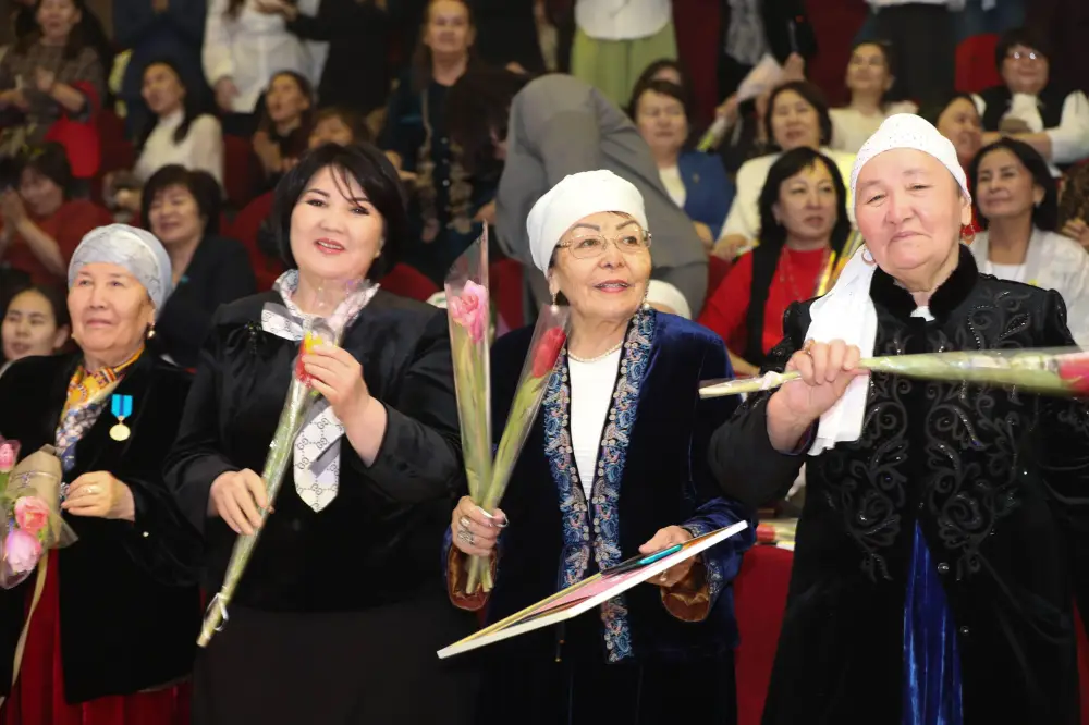 В Мангистау отметили Международный женский день с торжественным собранием и награждением активных женщин региона Актобе