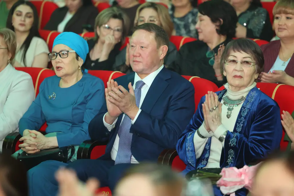 Кумар Аксакалов поздравил женщин Костанайской области на праздничном концерте 8 Марта Актобе