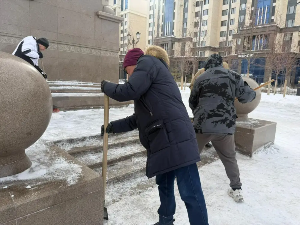 Уборка у монумента в Астане Актобе