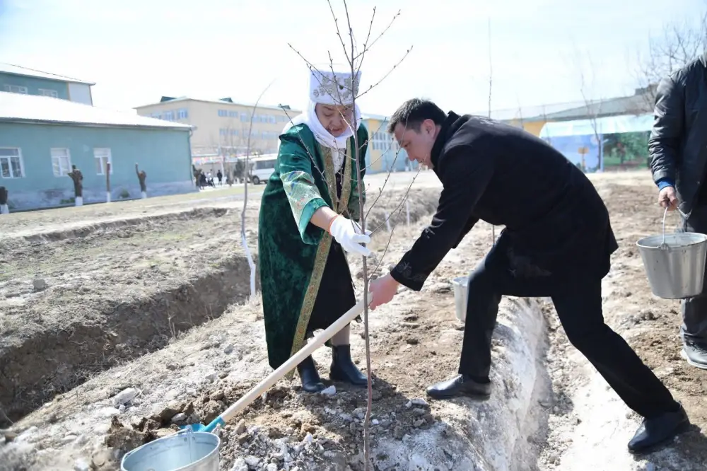 500 саженцев фруктовых деревьев высадили в Отырарском районе в честь Дня обновления Актобе