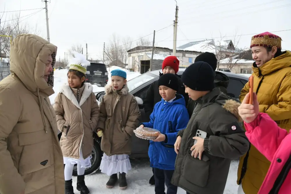 Столичные школьники навестили тружеников тыла и заслуженных педагогов в день Көрісу Актобе