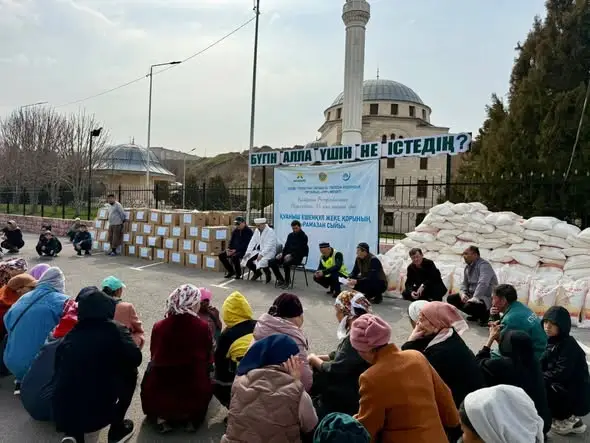 В ТОЛЕБИЙСКОМ РАЙОНЕ 200 СЕМЬЯМ ВРУЧИЛИ ПРОДУКТОВЫЕ КОРЗИНЫ (3)