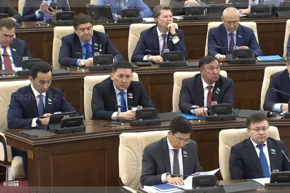 Обсуждение законопроектов о защите прав несовершеннолетних и алиментах на пленарном заседании Мажилиса Актобе