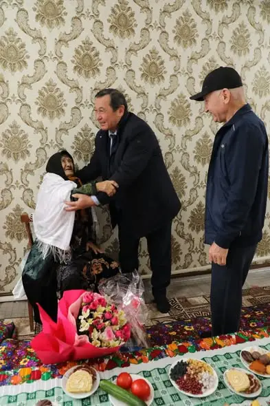 Мактаарал поздравил столетнюю долгожительницу Актобе