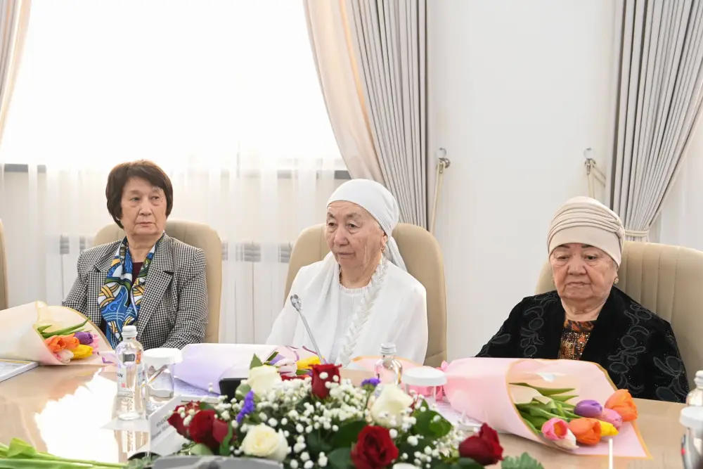 Аким области Нурлыбек Налибаев встретился с женщинами-матерями перед Международным женским днем Актобе