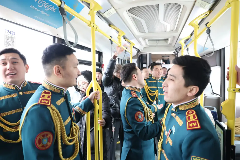 Песни и цветы в пути: легендарный мужской хор Нацгвардии поздравил женщин столицы Актобе