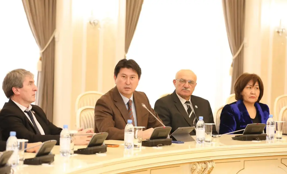 Аким Мангистауской области с экспертами обсудил проект новой Конституции (6)