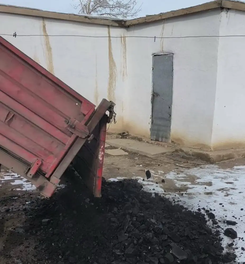 Тепло души: предприниматели Тарбагатайского района поддержали нуждающиеся семьи углем и продуктами Актобе