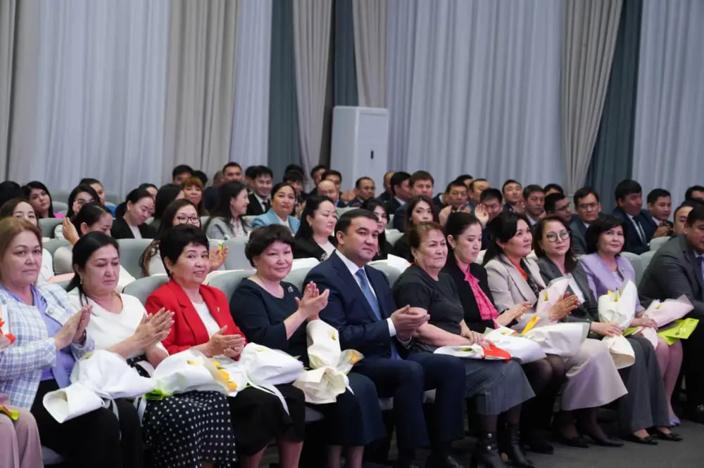 НУРАЛХАН КУШЕРОВ ПОЗДРАВИЛ ЖЕНЩИН-ГОССЛУЖАЩИХ С ПРАЗДНИКОМ (2)