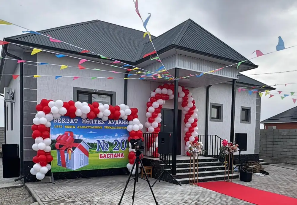 МОЛОДЕЖЬ ТУРКЕСТАНА ПОДАРИЛА ДОМ МНОГОДЕТНОЙ СЕМЬЕ (2)