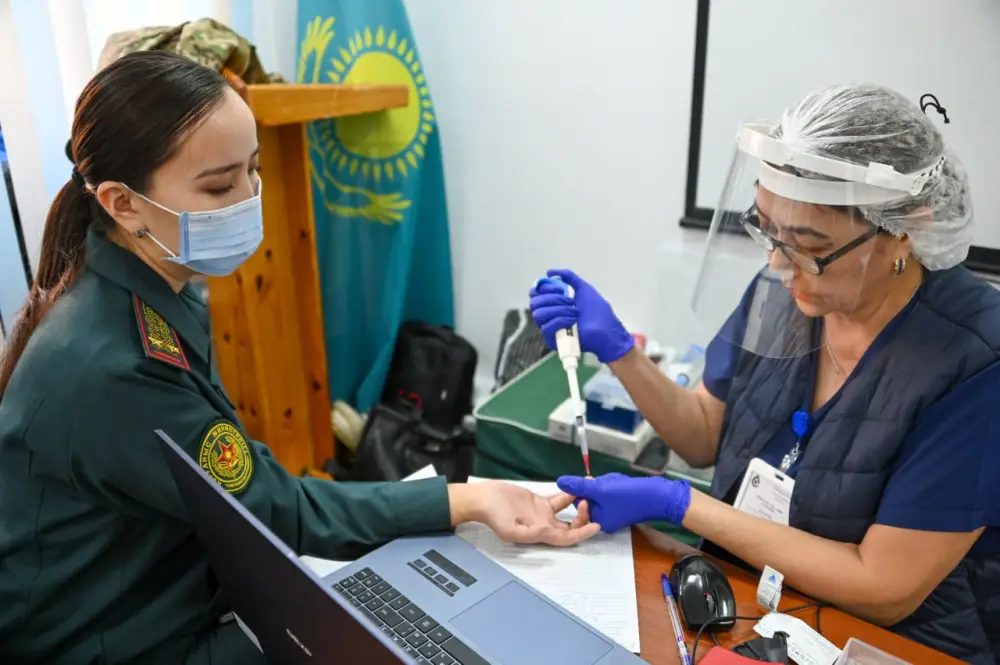 Военные медики Астаны активно участвуют в месяце донорства, сдавая кровь для спасения жизней Актобе